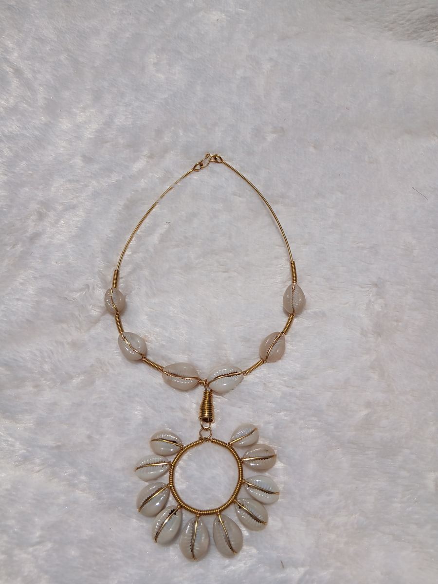 Blass neck lace with shells