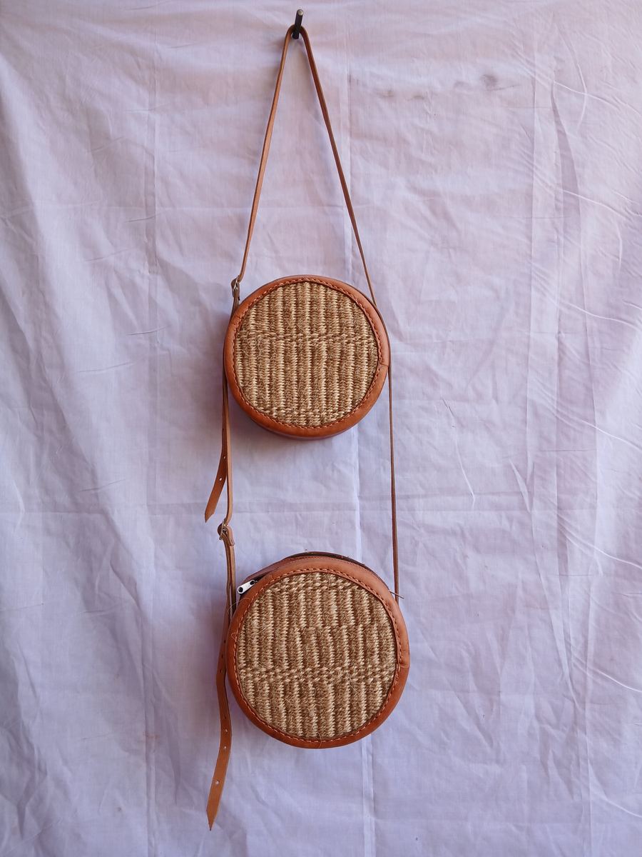 Round kíondo sling bag